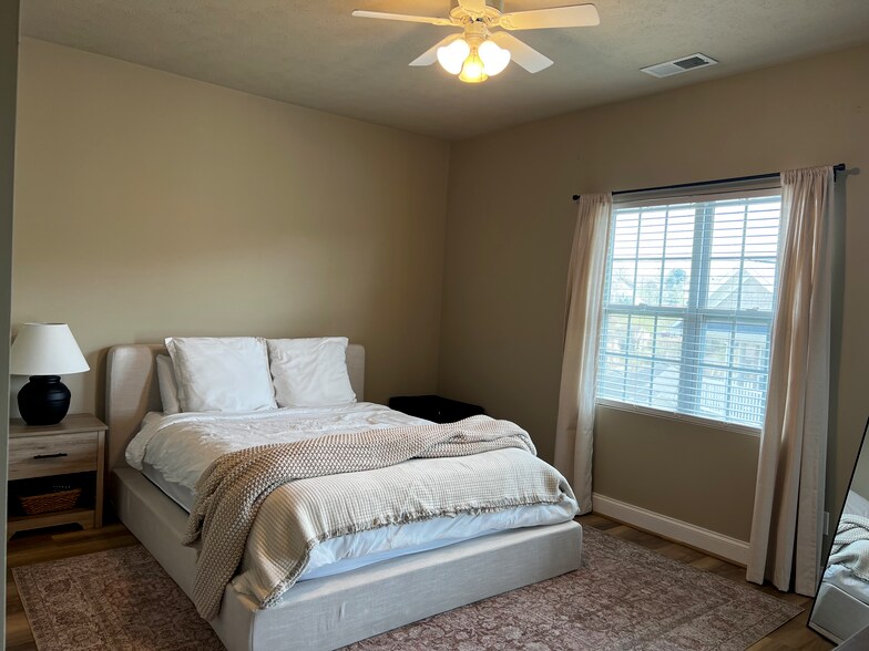 Building Photo - 1331 Suncrest Vlg