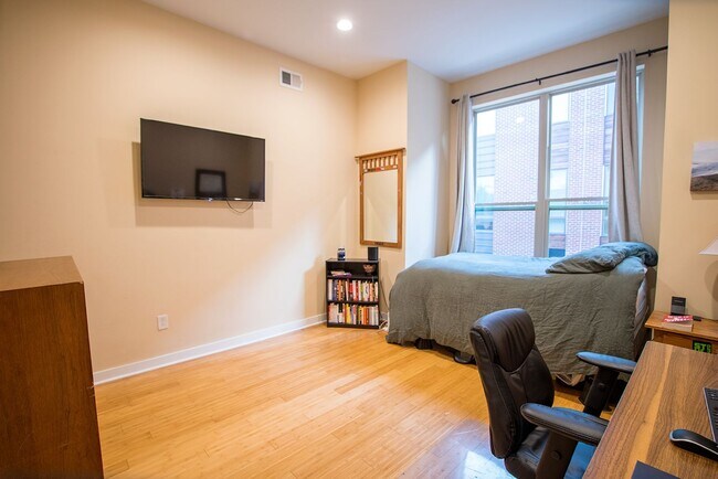 Building Photo - Graduate Hospital Three Bedroom Home