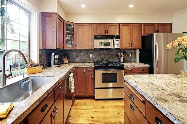 Building Photo - Bellevue 4 bd 2.5 bath house close to Micr...