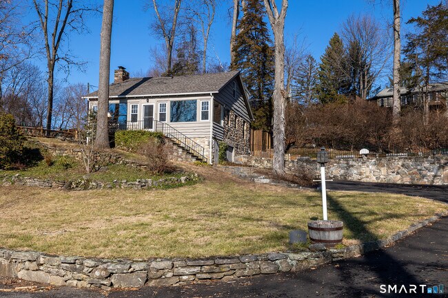 Building Photo - 16 Crescent Dr