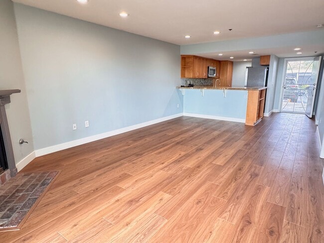 Building Photo - Well Kept 2BD Condo with Sunset Views
