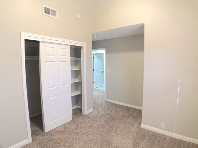 Building Photo - Stunning 4 bedroom in La Cueva area. Spacious layout. Refrigerated air! Extra Space!