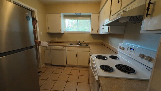 Building Photo - 1/1.5 Townhome in Springhill Place