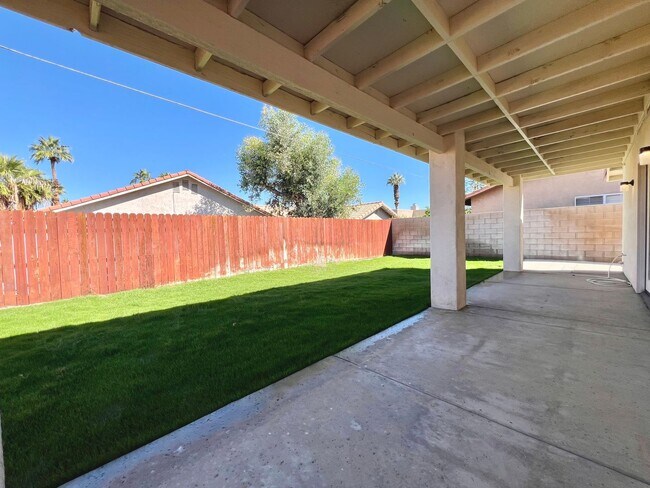 Building Photo - AVAILABLE NOW!!! 3 Bedroom 2 Bathroom Home in La Quinta