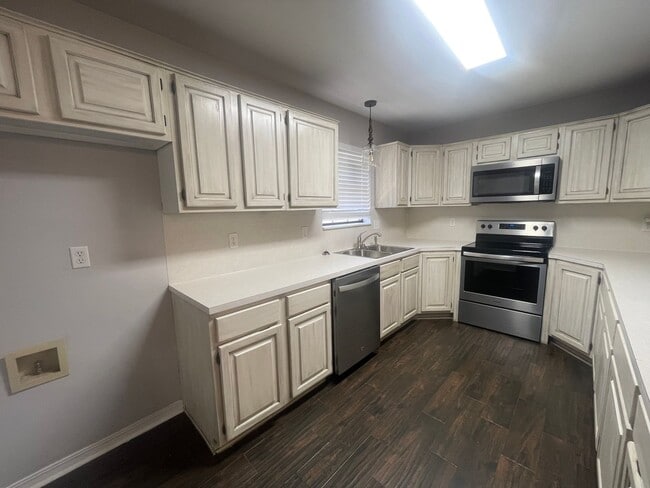 Building Photo - Haughton Beauty with Bonus Room