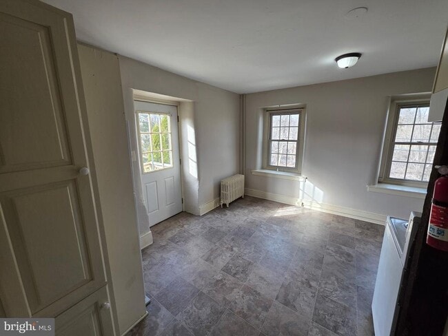 Building Photo - 2022 E Main St