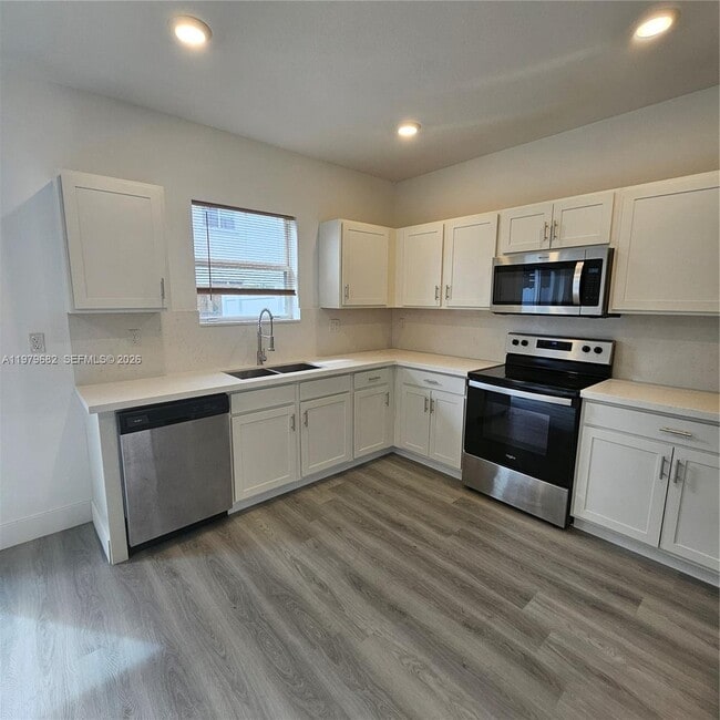 Building Photo - 1720 SE 9th Ave