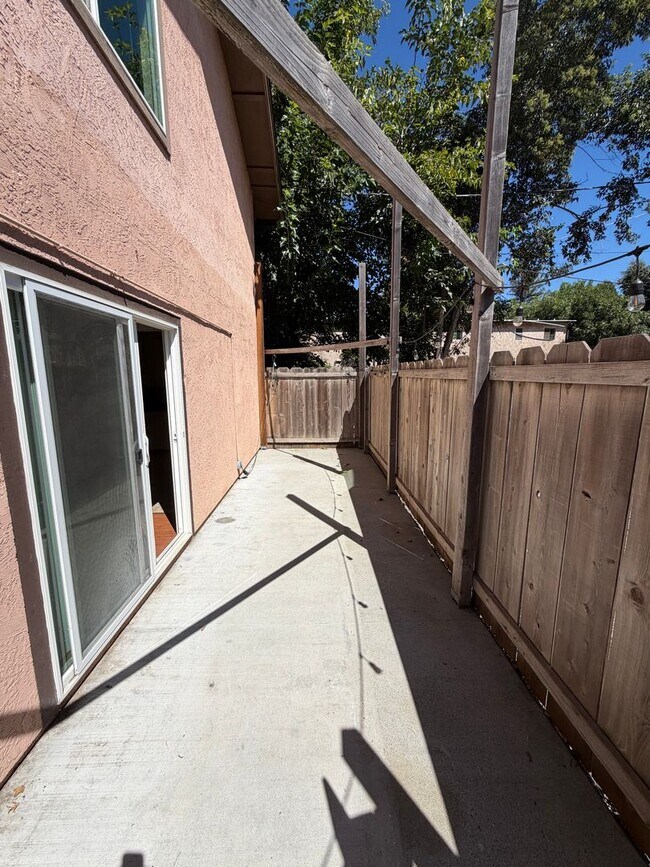 Building Photo - 1448 Warner St
