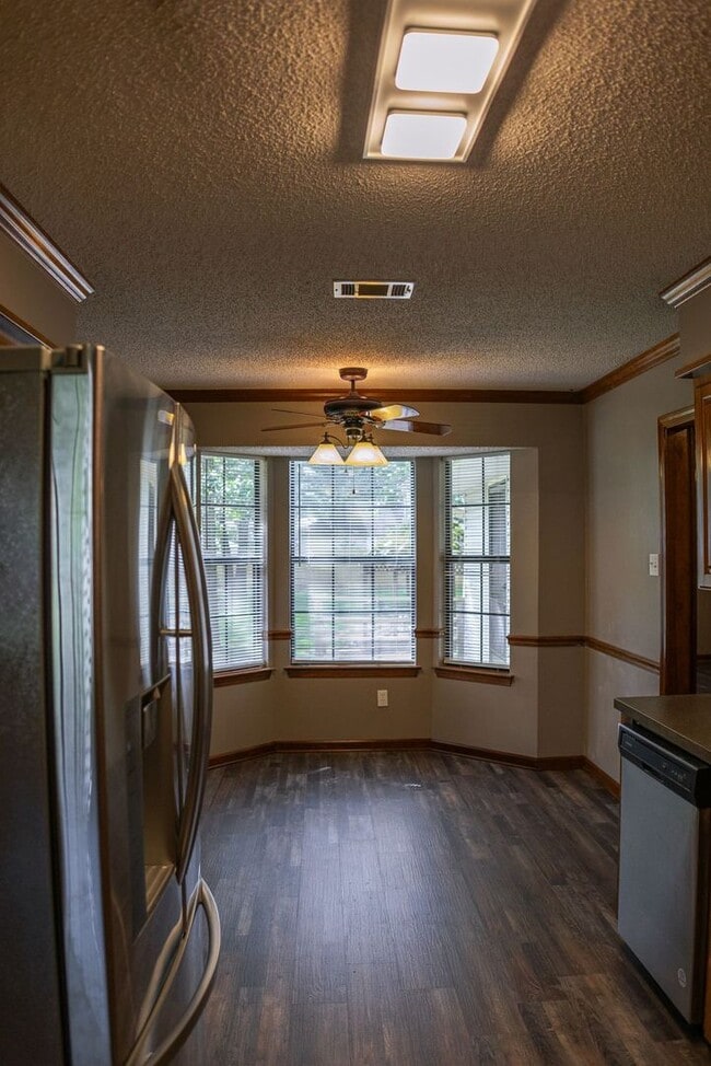 Building Photo - Sherwood Oasis