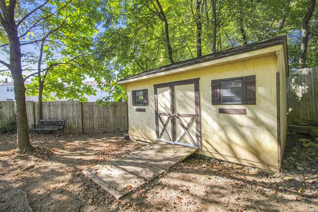 Building Photo - FENCED IN YARD!!!  Beautiful 4/3 UPDATED SF Home in Gaithersburg