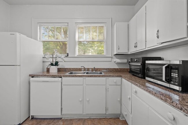 Building Photo - Now Leasing For Duke 2026-2027 School Year...