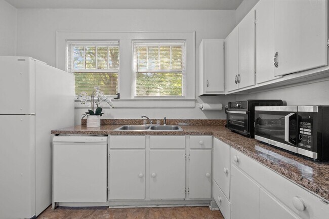 Building Photo - Spacious 5-Bed Home with Front Porch, Deck...