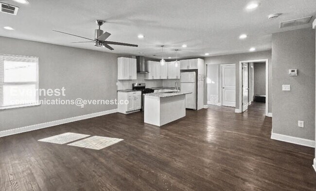 Building Photo - 3 Bed/2 Bath Home with In-Unit Laundry / Vouchers Accepted / Available Now!