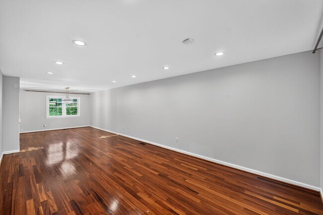 Building Photo - 3-level townhome in sought-after Sycamore Heights