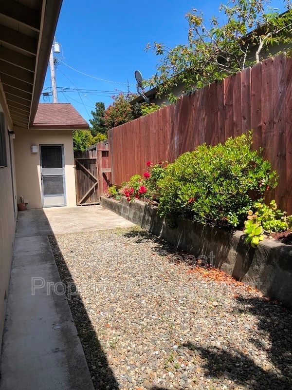 Building Photo - 725 Lobos St