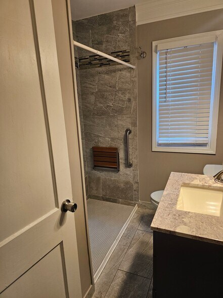 Building Photo - 276 Frasier St SE