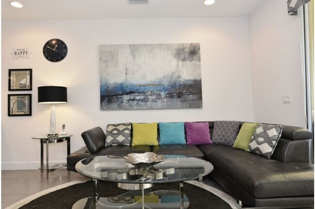 Building Photo - Modern Townhome in quiet neighborhood: 3BR, Pool & Near Disney