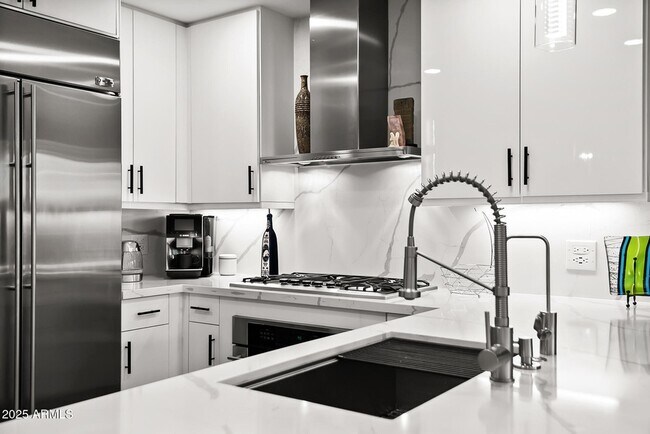 Building Photo - 7167 E Rancho Vista Dr