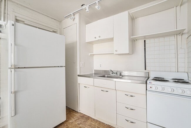 Building Photo - 2 BR Carriage Home 3 Blocks from Cheesman Park!