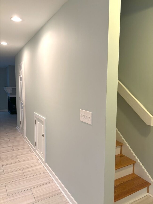 Building Photo - End Unit Townhome in Central Mount Pleasant - AVAILABLE August 1, 2026!