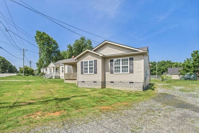 Building Photo - Beautifully Updated 3-Bedroom Home in Gree...