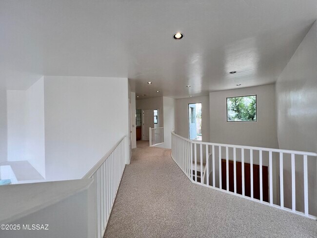 Building Photo - 7449 E Ridge Point Rd