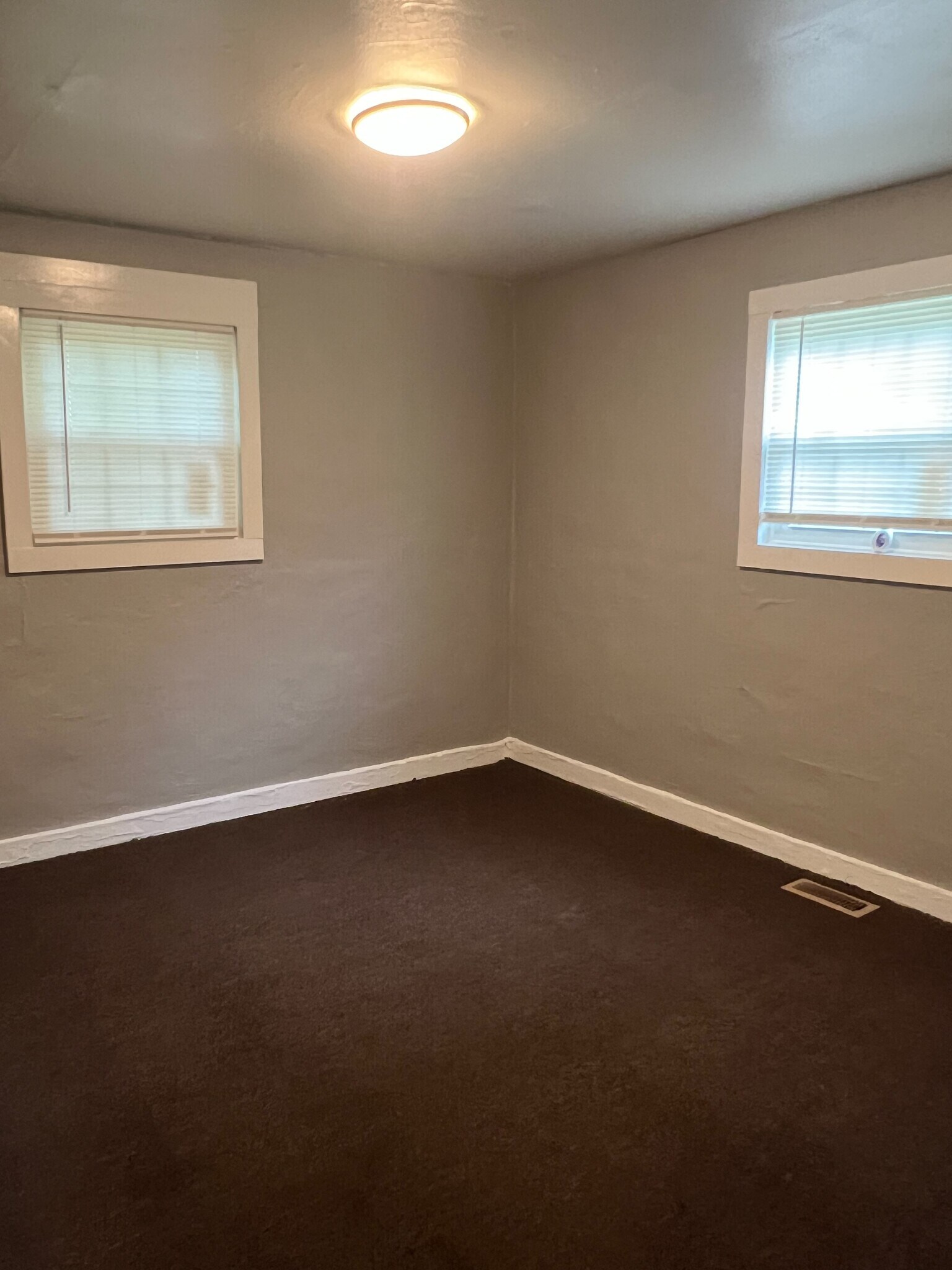 Building Photo - 812 31st Ave N