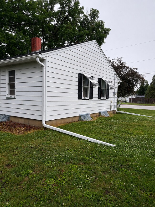 Building Photo - Charming Ranch Home With Attached Garage in Galesburg!