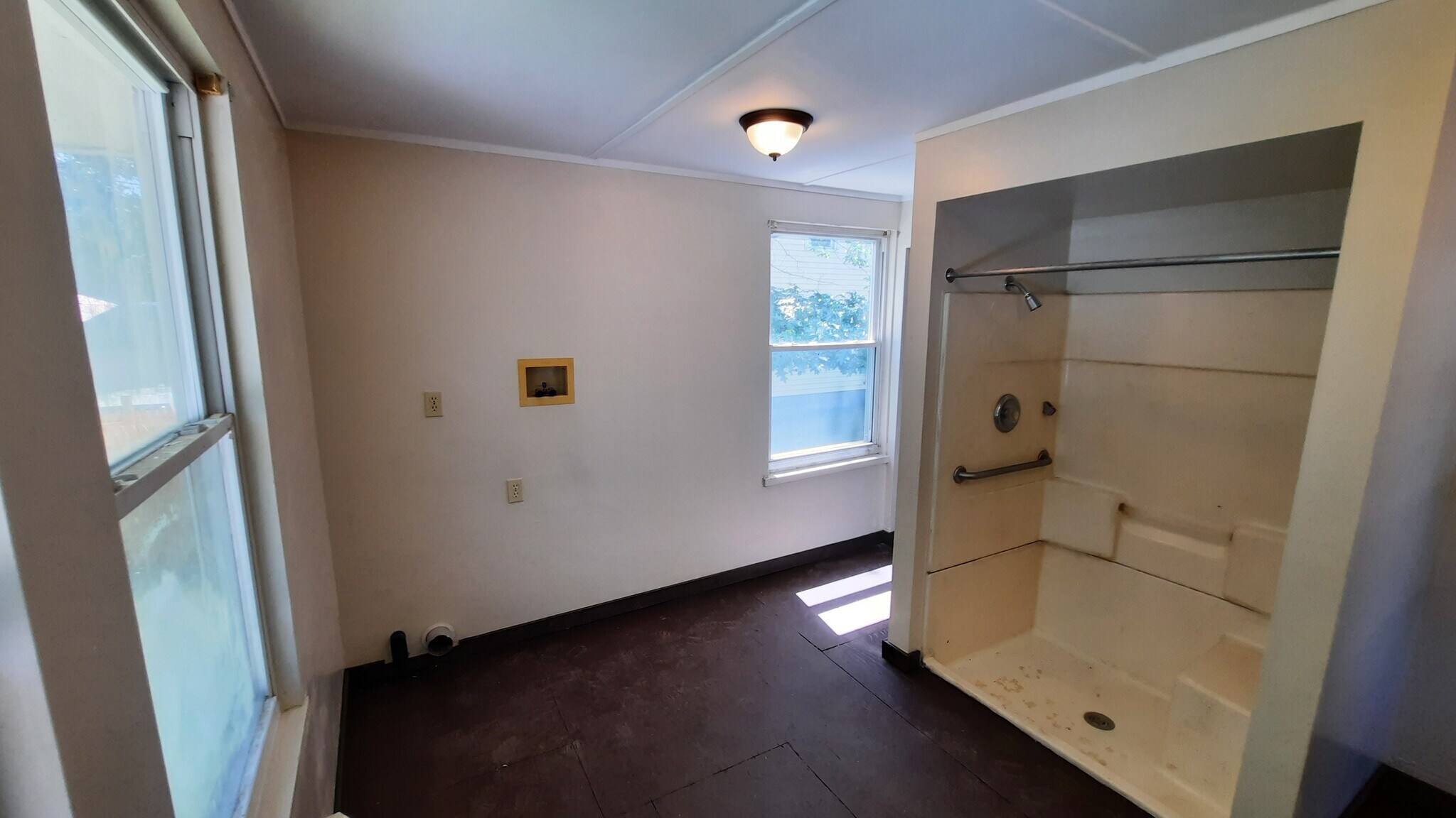Bath/Lndry - 414 Lower Main St