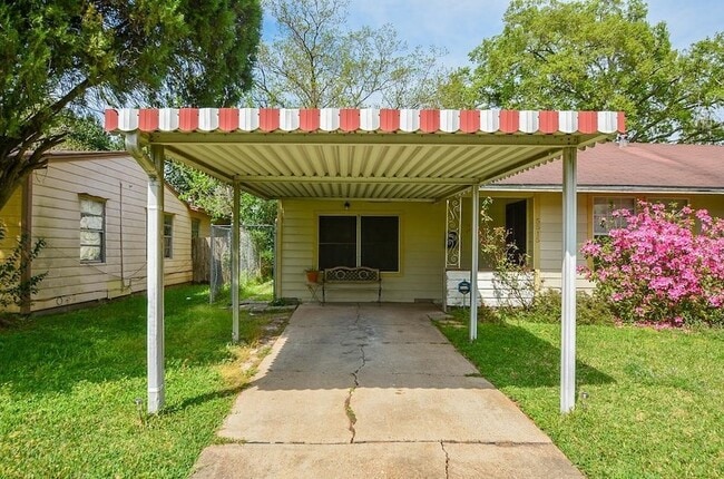 Building Photo - 5515 Flamingo Dr