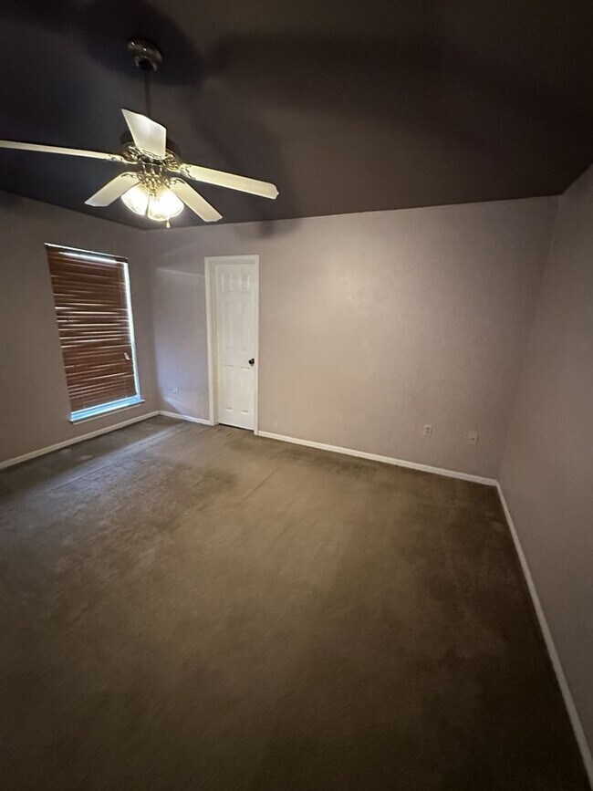 Building Photo - 3 BED / 2 Bath  AVAILABLE NOW