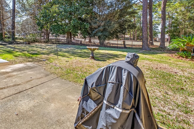 Building Photo - 1140 Troon Dr E