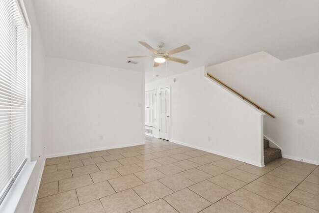 Building Photo - 2410 Royal Crest Cir