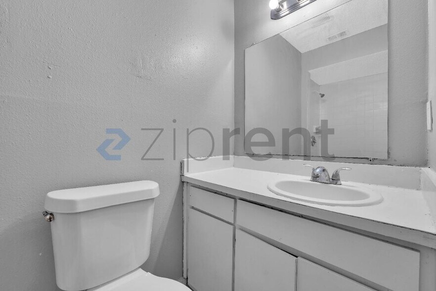 Building Photo - Unit 2