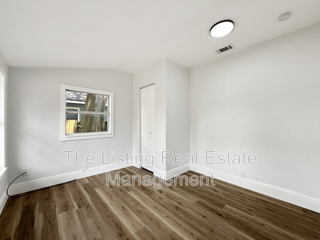 Building Photo - 308 E Hanna Ave