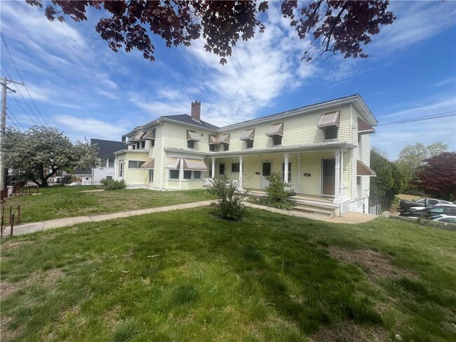 Primary Photo - 1022 Main St