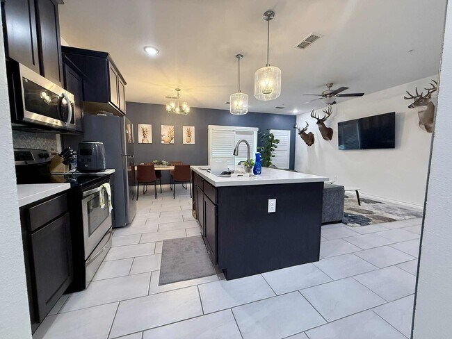 Building Photo - 9908 Bijan Dr