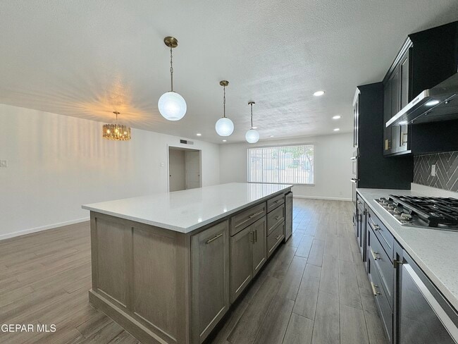 Building Photo - 5801 Beaumont Pl