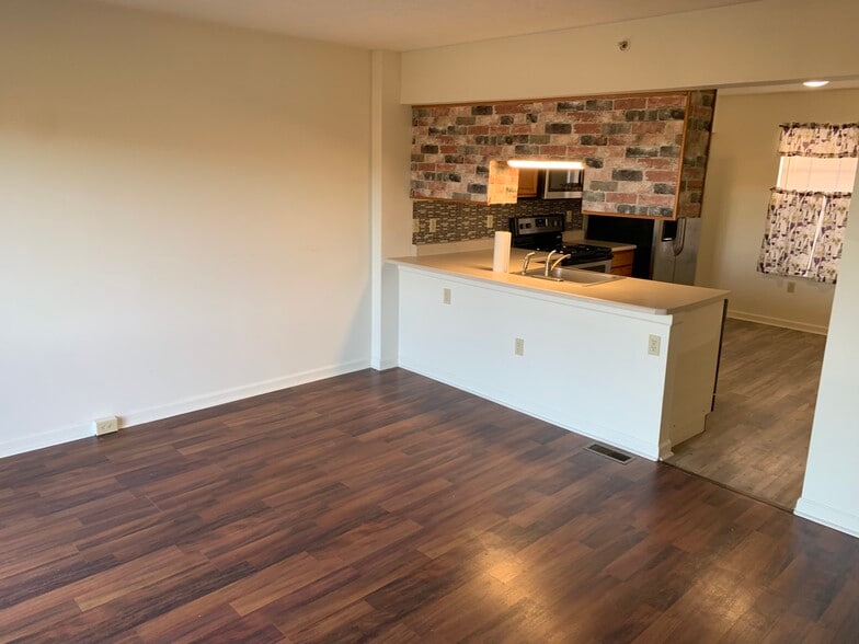 Building Photo - 137 mountain drive