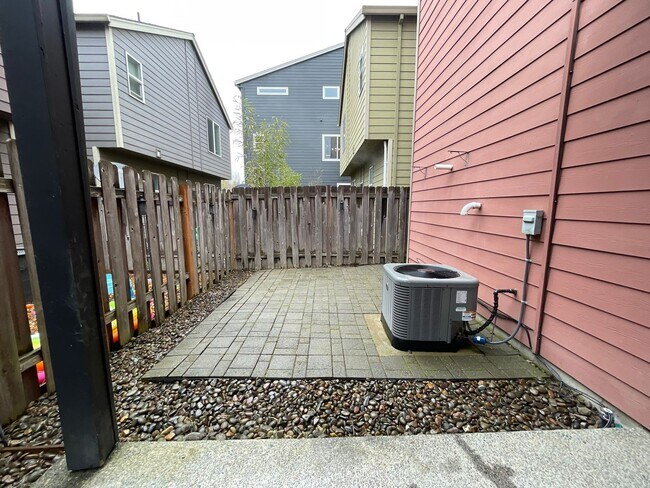 Building Photo - 3 Bedroom 2.5 Bathroom House with Bonus Room ~ Garage, A/C, includes Washer and Dryer ~ Close to ...