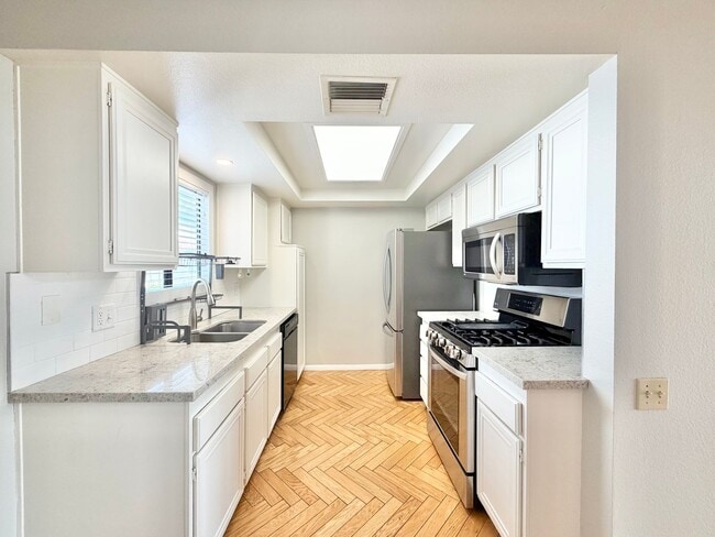 Building Photo - AVAILABLE NOW!! 3 Bedroom 2 Bathroom Condo in Palm Springs!