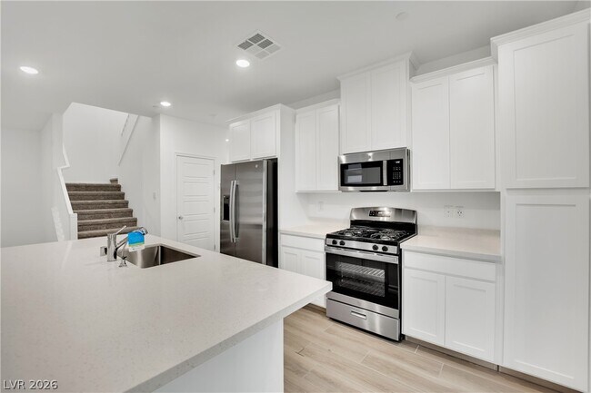 Building Photo - 600 N Carriage Hill Dr