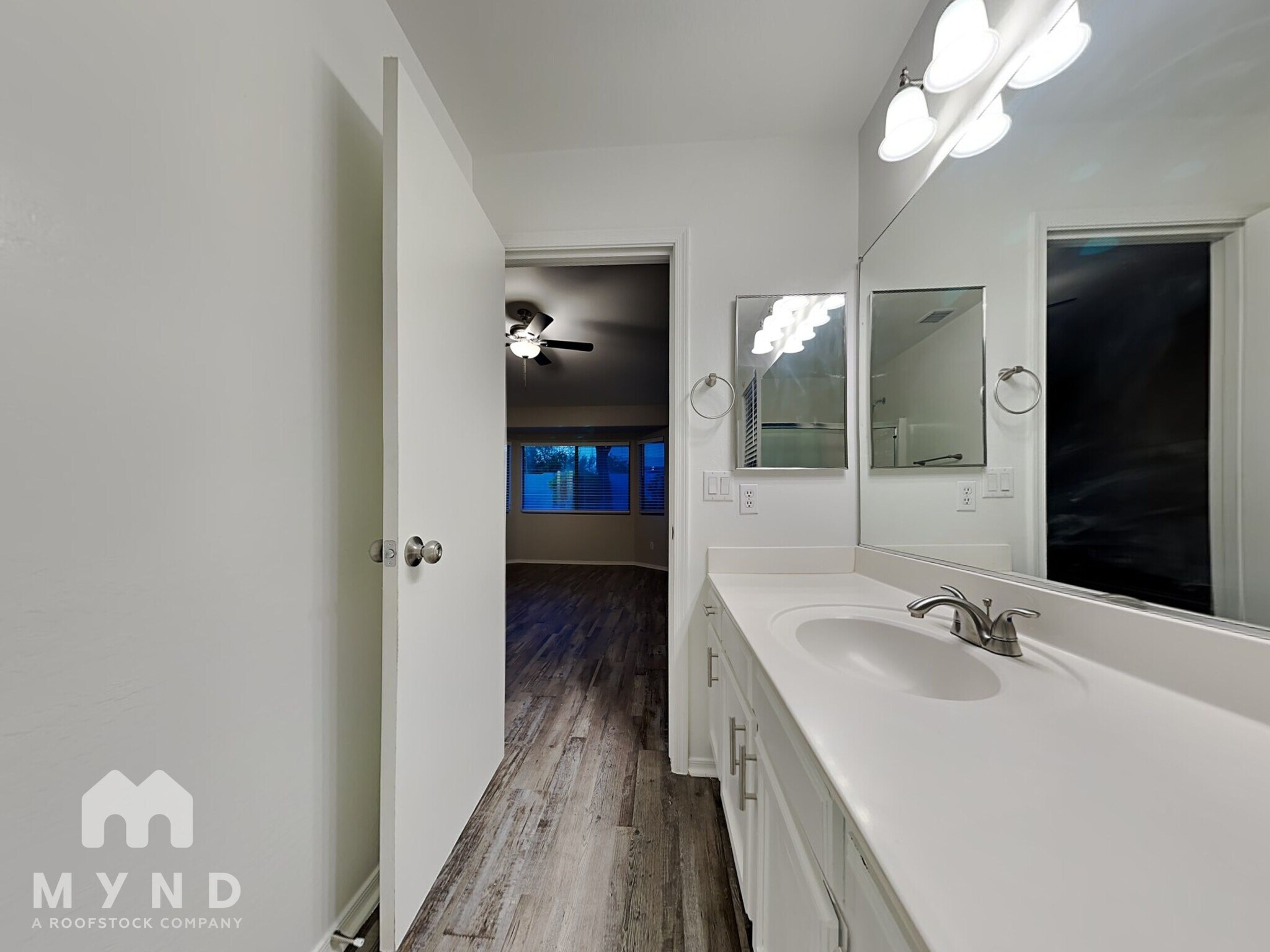 Building Photo - 10740 W Mountain View Dr