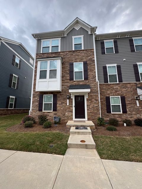 Building Photo - End unit 4 bedroom townhome!