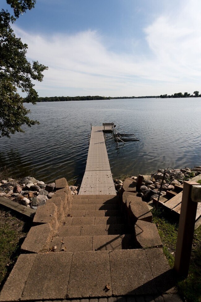 Building Photo - Furnished 2 Bedroom Home for Rent on Lake ...