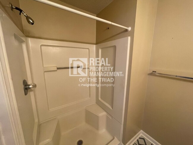 Building Photo - 2 Bedroom, 2 Bath Condo in Greensboro