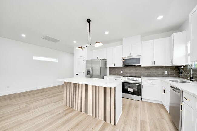 Building Photo - 801 E 32nd 1/2 St