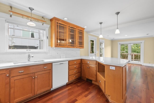 Building Photo - 5Bd/2Ba Seattle Home