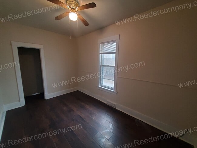 Building Photo - Freshly Painted 2 bedroom house