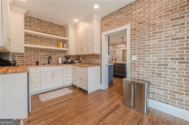 Building Photo - 4562 Columns Dr SE